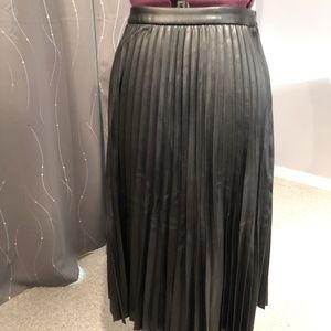 NWT Lucy Paris black faux leather pleated midi skirt, Sz L